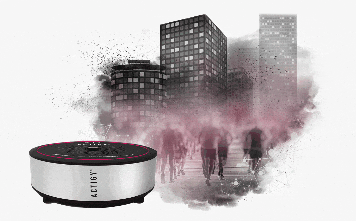ACTIGY® Button vor Stadtsilhouette mit fliehenden Menschen – Anwendungsbeispiel Evakuierung